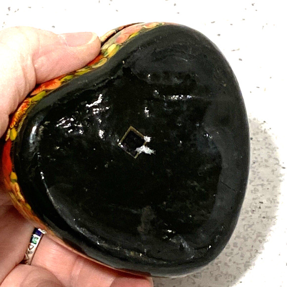 Heart shaped trinket box black lacquerware and floral decoupage keepsake holder - Picture 5 of 7